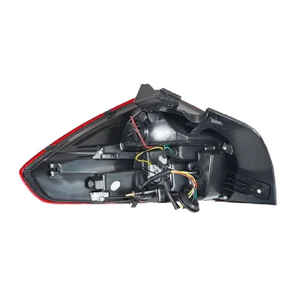 چراغ عقب چپ روی گلگیر خودرو ام وی ام X22 Pro به رنگ مشکی.