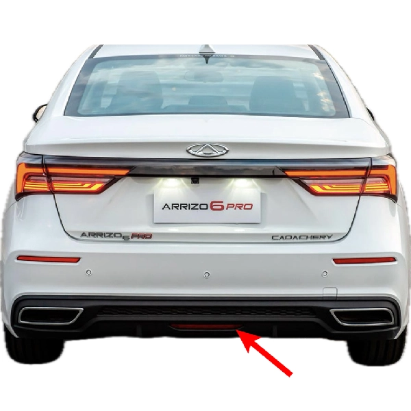 چراغ مه شکن سپر عقب راست خودرو چری آریزو 5 بر روی خودرو آریزو سفید.